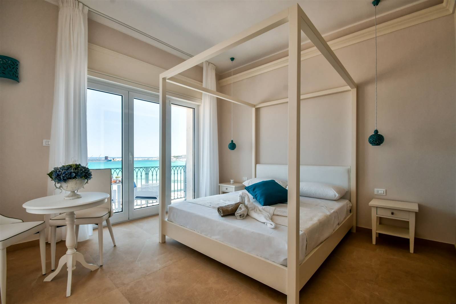 Camera vista mare, letto a baldacchino