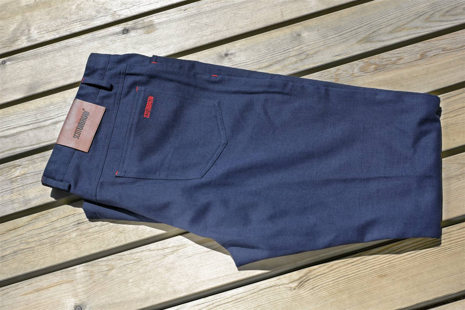 Denim ripiegato, still life prodotto su legno