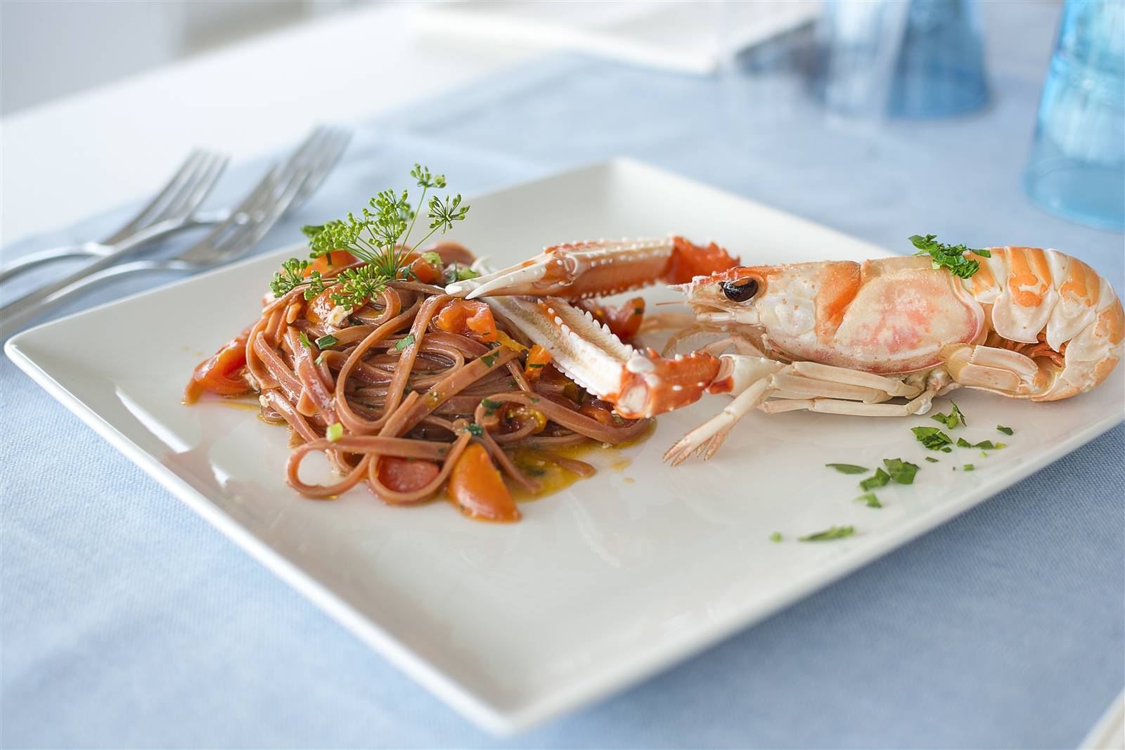 Scampi e linguine, impiattamento still life