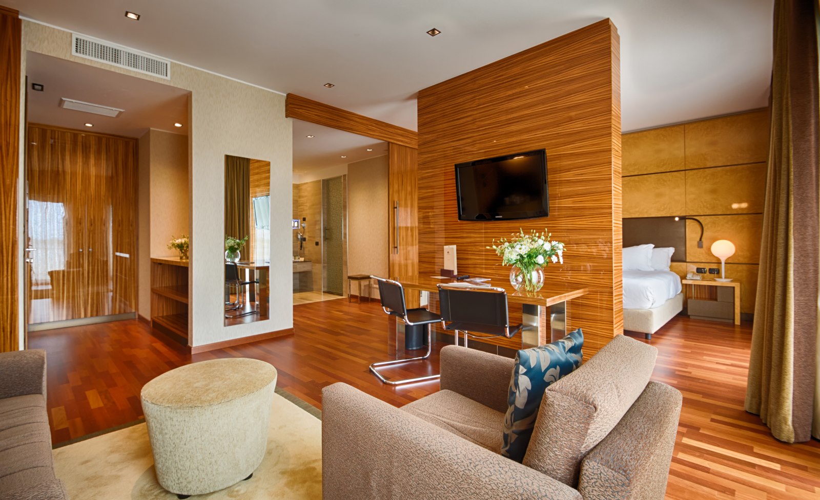 Suite living, dettaglio arredo e legno