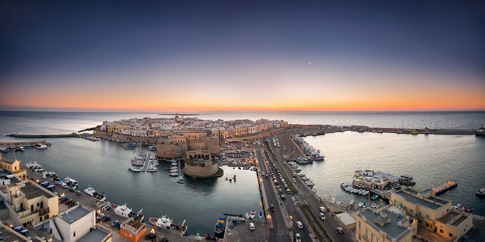 Gallipoli al tramonto, ripresa aerea del centro storico